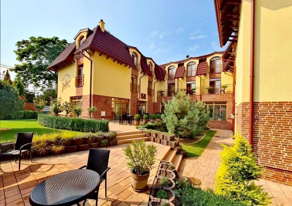 Jolan Pension & Restaurant Cicov エクステリア 写真