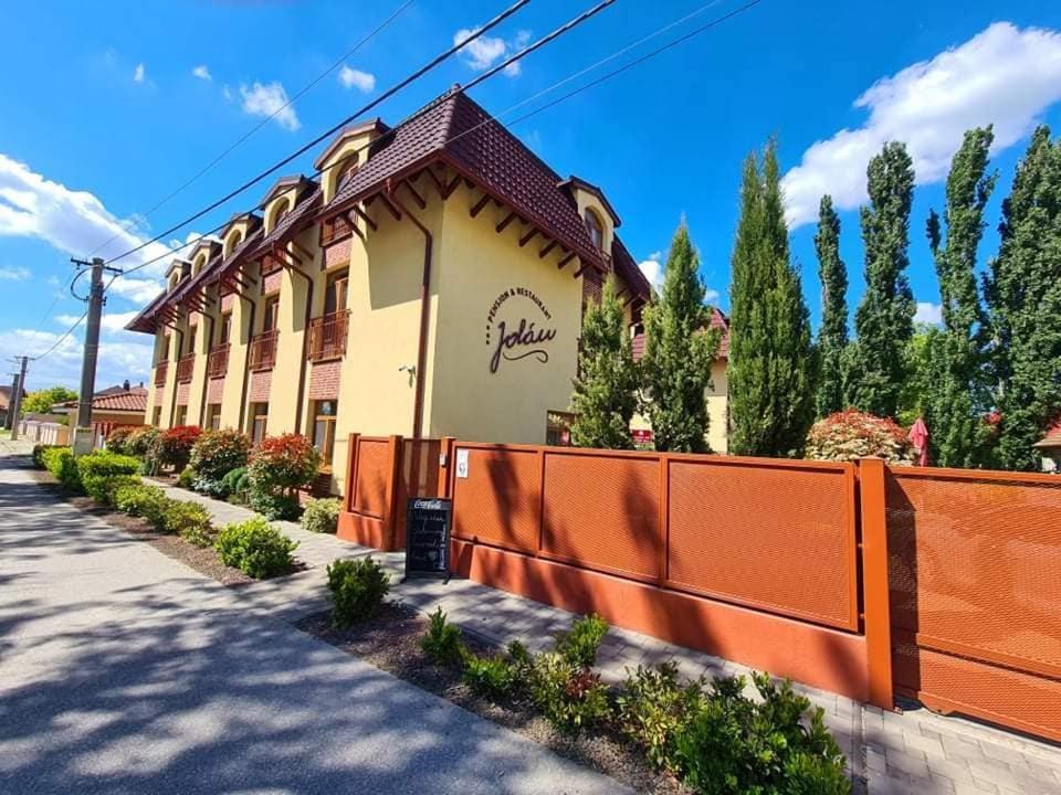 Jolan Pension & Restaurant Cicov エクステリア 写真