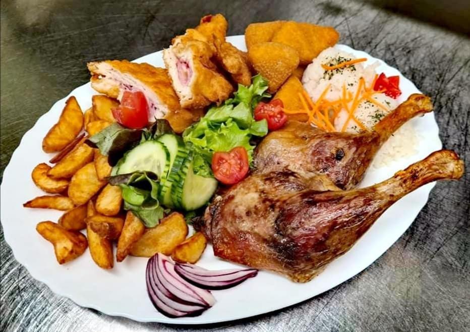 Jolan Pension & Restaurant Cicov エクステリア 写真