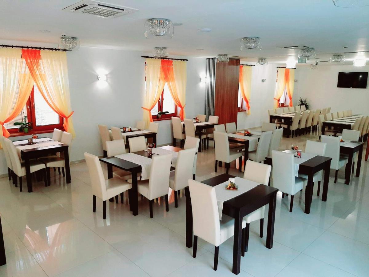 Jolan Pension & Restaurant Cicov エクステリア 写真
