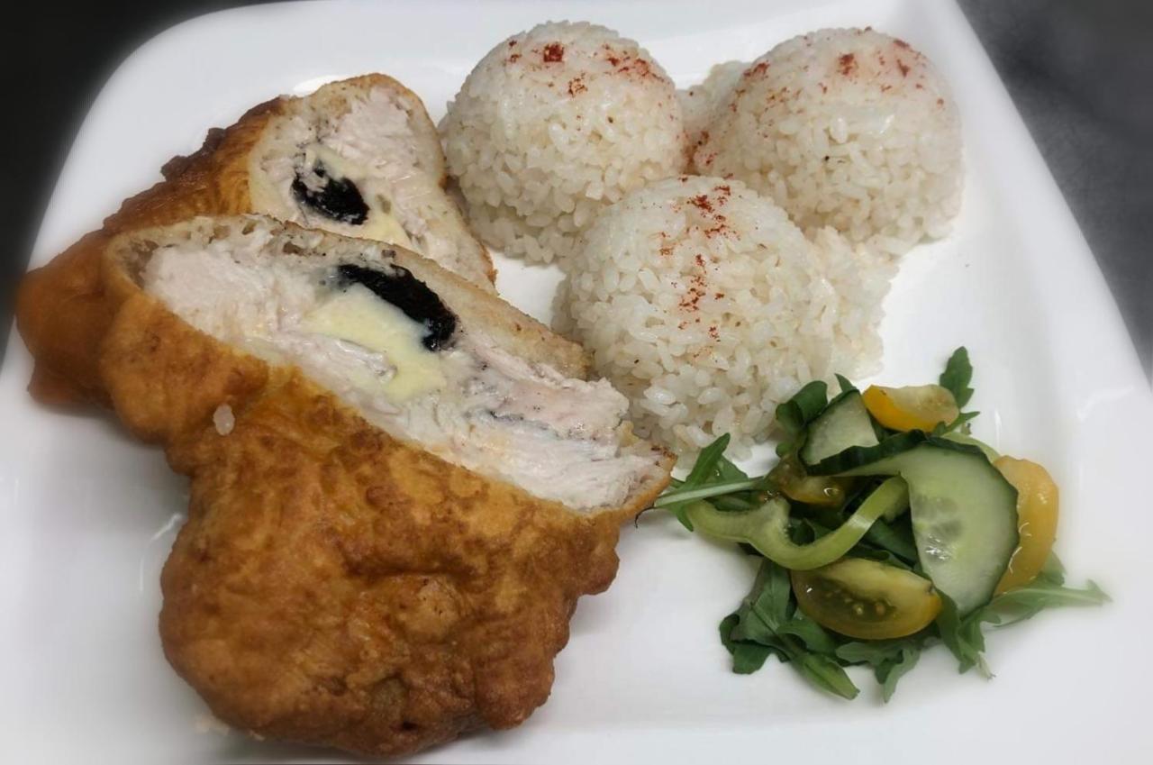 Jolan Pension & Restaurant Cicov エクステリア 写真