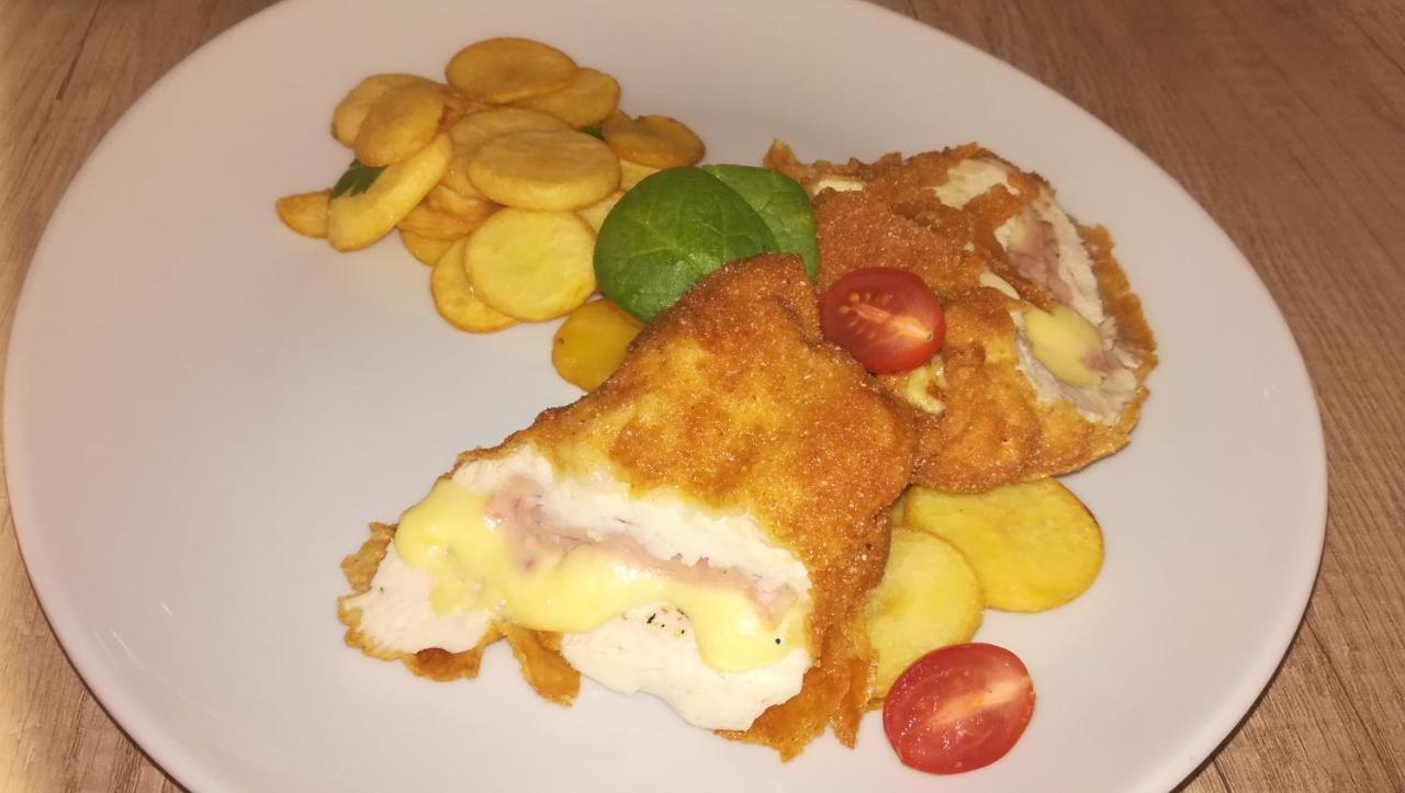 Jolan Pension & Restaurant Cicov エクステリア 写真